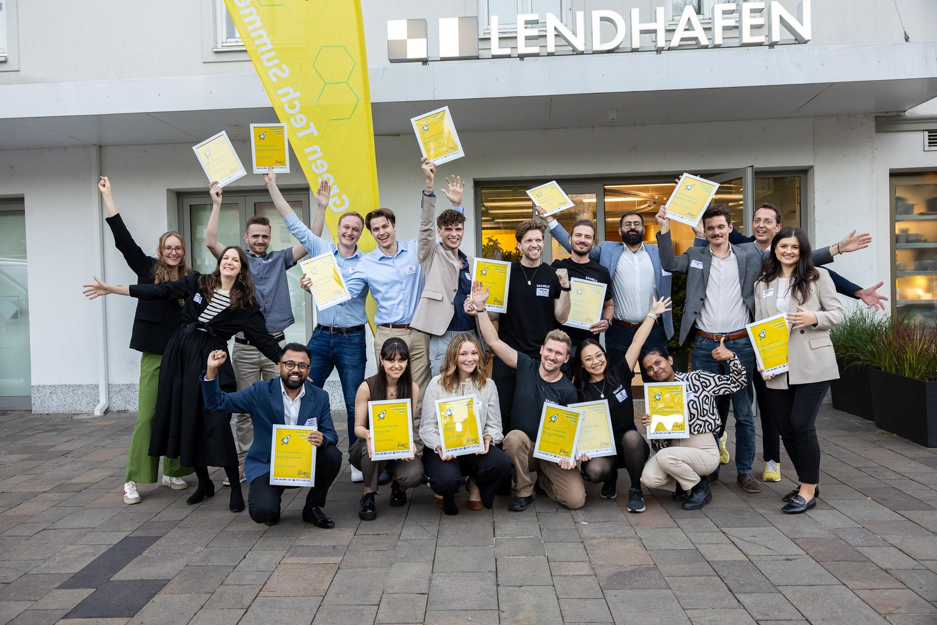 Gruppenfoto der Finalist:innen des Green Tech Summer 2025-c-Salondeluxe