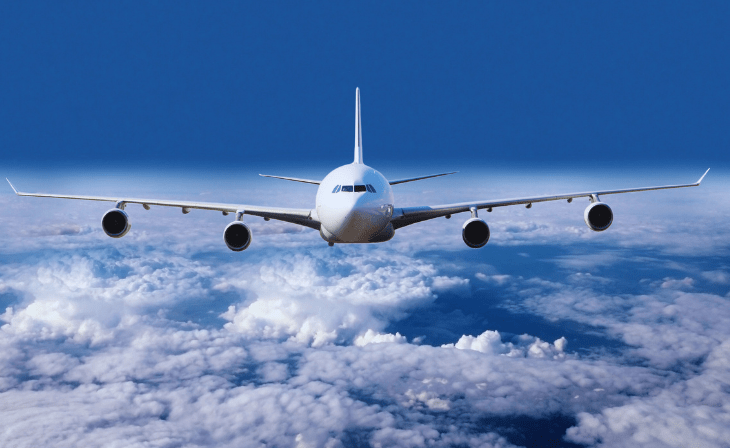 Flugzeug über Wolken-c-Canva.com