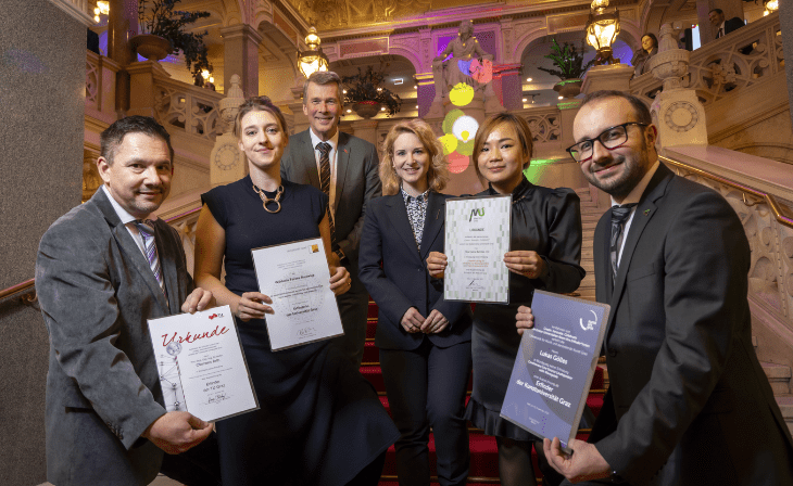 Wissenschaftsministerin Eva-Maria Holzleitner und TU Graz-Rektor Horst Bischof mit (v.l.) Clemens Arth (TU Graz), Wiktoria Teresa Rajewicz (Uni Graz), Sharmaine Reintar (Med Uni Graz) und Lukas Gölles (Kunstuniversität Graz), vier der geehrten Erfinderinnen und Erfinder der Grazer Unis. Bildquelle: Lunghammer - TU Graz