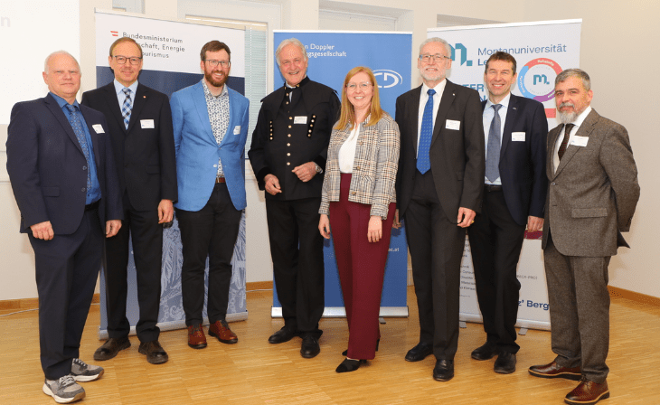 Assoz.Prof. Dr. Eva Gerold bei der Eröffnung ihres CD-Labors mit Rektor Peter Moser (4.v.l.), Vizerektor Helmut Antrekowitsch (2.v.r.), Prof. Dr. Peter Prenninger (3.v.r., Vizepräsident der Christian Doppler Forschungsgesellschaft) und Vertretern des Unternehmenspartners Aurubis AG. Foto: © Armin Russold