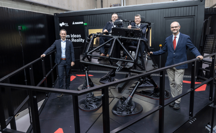 v.l.: Severin Stadler (Director Adv.Engineering, Cooperations & Strategy, Magna), Martin Peter (Vice President Magna Vehicle Engineering), TU-Graz-Rektor Horst Bischof und Arno Eichberger (Institut für Fahrzeugtechnik der TU Graz) bei der Eröffnung des Advanced Driving Simulation Centers © TU Graz/Lunghammer