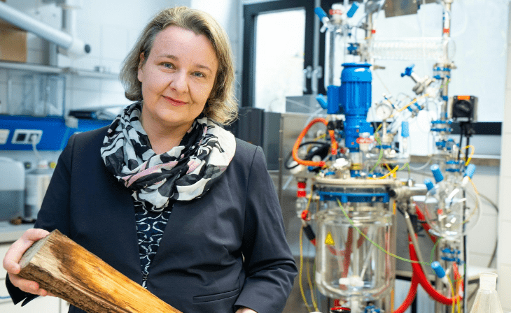 Katalin Barta von der Universität Graz ersetzt fossile Rohstoffe durch erneuerbare Alternativen aus Holz (c) Sabine Hoffmann