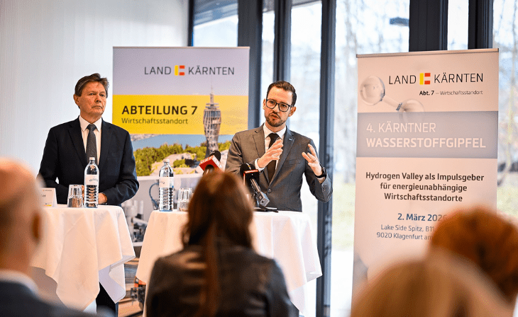 Ehemaliger Verbund-Vorstandsvorsitzender Wolfgang Anzengruber und Wirtschaftslandesrat Sebastian Schuschnig bei der Pressekonferenz (c) LPD Kärnten/Bauer