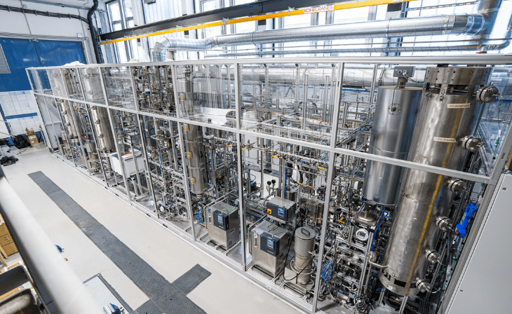 Am Lehrstuhl für Verfahrenstechnik des industriellen Umweltschutzes wurde eine europaweit einzigartige Forschungsanlage in Betrieb genommen, mit der verschiedene Prozesswege zur Herstellung von Sustainable Aviation Fuels (SAF) erforscht und weiterentwickelt werdenFoto: © MUL/Tauderer