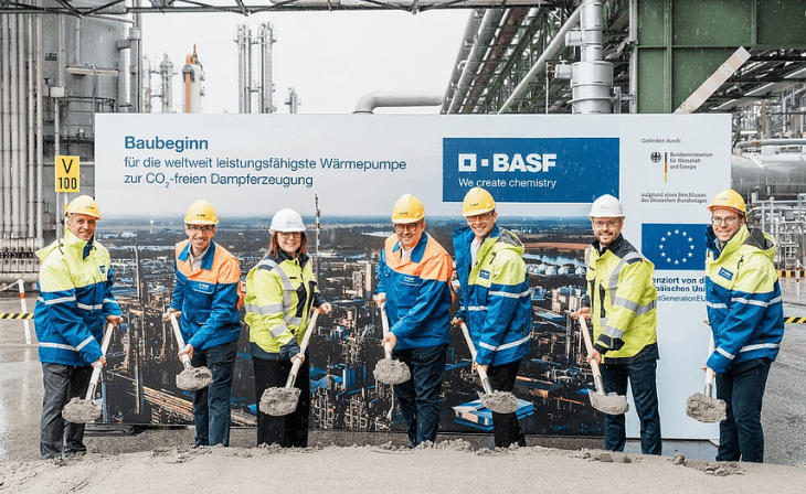 (v.l.n.r.): Alexander Fronz, Projektmanager Wärmepumpe, BASF SE, Christian Aucoin, President Global Engineering Services, BASF SE, Julia Aichhorn, Geschäftsführerin GIG Karasek, Helmut Winterling, President Europäische Verbundstandorte, BASF SE, Peter Menck, Leiter des Referats Förderprogramme Dekarbonisierung der Industrie, Klimaschutzverträge beim BMWE, Andreas Schnitzhofer, Geschäftsführer GIG Karasek, Tim Lerch, Project Execution Owner Wärmepumpe, BASF SE. Foto: BASF/Andreas Henn