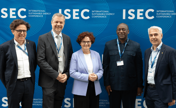 vlnr. Christoph Brunner (AEE INTEC), Aleš Prešern (Siemens Energy), Staatssekretärin Elisabeth Zehetner (BMWET), Kandeh Yumkella (ehem. Generaldirektor UNIDO), Christian Fink (AEE INTEC) ©Studio LippZahnschirm