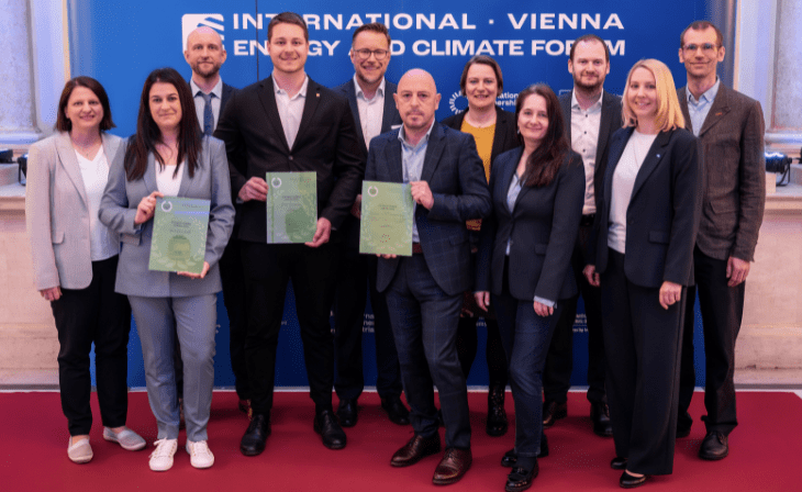 Die nationalen Gewinner:innen des Awards Sara Vecchiato (IFA Tulln), Rene Baumann (AEE Intec) und die Projektverantwortlichen rund um das Projekt GreenBricks mit dem Team der Net Zero Industries Mission (c)Klima- und Energiefonds/Wesseling