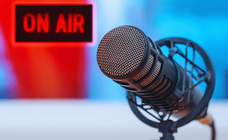 Sujetbild Mikrophon und On-Air-Schild (c) Canva
