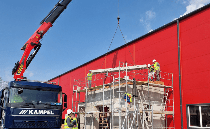 Die Ziegelwände lassen sich zerstörungsfrei ab- und wieder aufbauen. Hier wird das Gebäude nach einer Demontage neu errichtet. (c) IBPSC/TU Graz