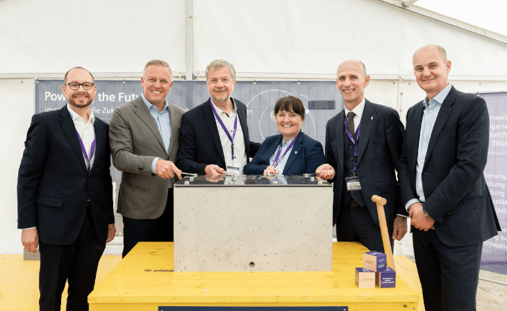 Grundsteinlegung bei Siemens Energy in Weiz: Werksleiter Martin Kalcher, LH Mario Kunasek, Geschäftsführer Aleš Prešern, LH-Stv. Manuela Khom, LR Willibald Ehrenhöfer und Siemens-Energy-Vorstand Tim Oliver Holt (v.l.). © Land Steiermark/Robert Binder
