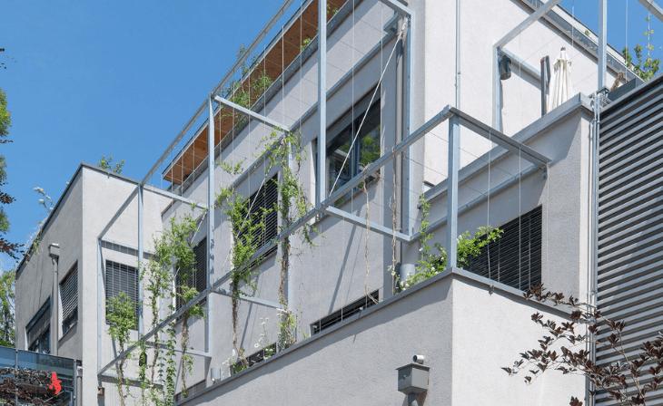 Eine umfassende Gebäudebegrünung wird das Haus in der Heinrichstraße 80 im Sommer kühlen (c) Uni Graz/Angele
