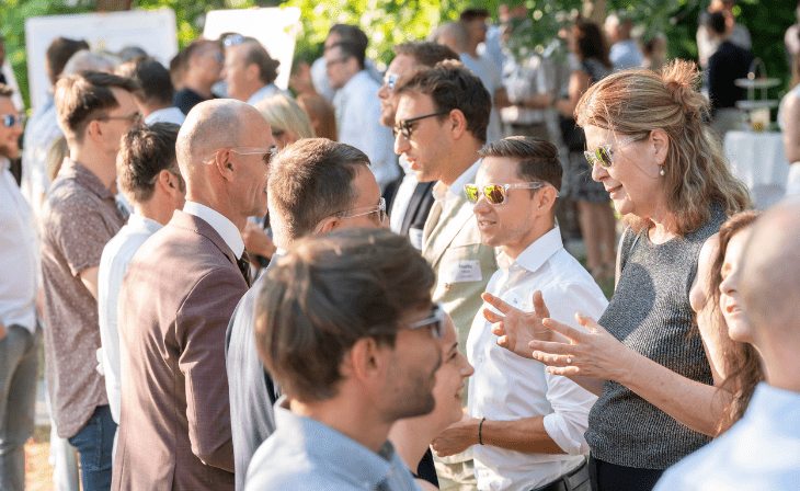 Netzwerken beim Sommerempfang des Green Tech Valley (c) Foto Fischer