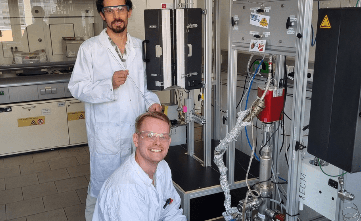 Unter der Betreuung von Christoph Rameshan forscht Tobias Berger (vorne) an neuen Katalysatoren für die effiziente Methanol-Dampfreformierung © LS für Physikalische Chemie