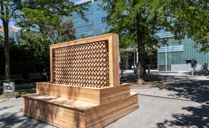 Eine kühlende Wand aus den 3D-gedruckten Würfeln steht am Campus Neue Technik der TU Graz. Bildquelle: Lunghammer - TU Graz