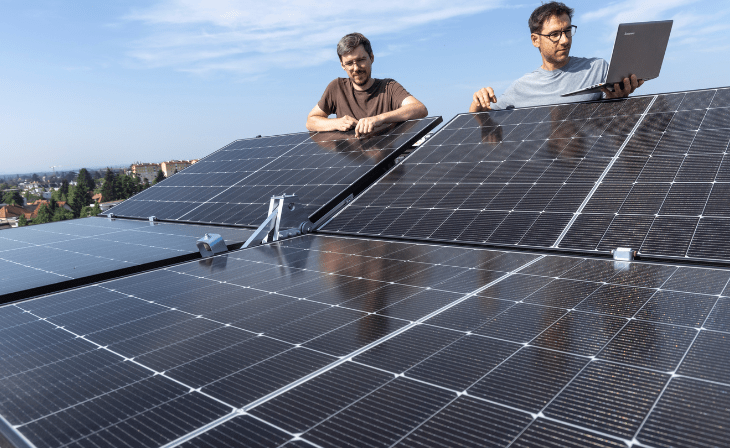 Armin Buchroither (rechts) und Thomas Neubauer am faltbaren Solarmodul FLAPTrack (c) TU GrazLunghammer