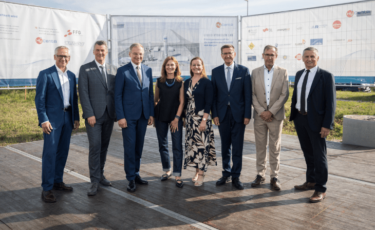 Das Liquid Hydrogen Lab wurde von der HyCentA-Geschäftsführung gemeinsam mit Vertreter:innen aus Wissenschaft, Politik und Forschungsförderung am künftigen Standort in Enns präsentiert. Copyright: Land OÖ, Max Mayrhofer