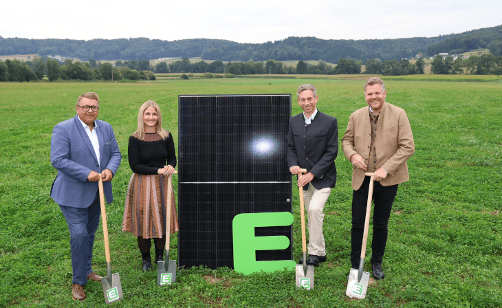 Spatenstich (v.l.n.r.): Martin Graf (Vorstand Energie Steiermark), Nora Licker (Energie Steiermark Projektleitung Stellvertretung PV-Park Feiting), Werner Ressi (Vorstand Energie Steiermark) und Christian Sekli (Bürgermeister Allerheiligen bei Wildon) (c) Energie Steiermark