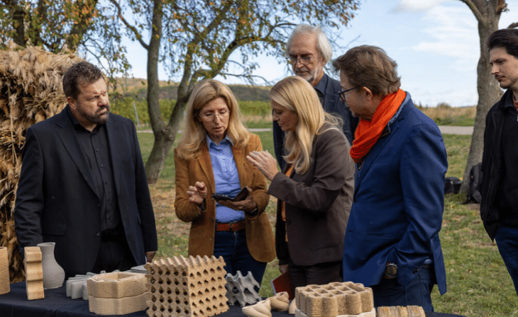 v.li.: Martin Zloklikovits (Geschäftsführer Forschung Burgenland), Milena Stavric (Forschungsleiterin TU Graz), Urs Hirschberg, Institutsleitung IAM (Institut für Architektur und Medien, TU Graz), Landesrätin Daniela Winkler & Zeno Stanek (Freilichtmuseum Wander Bertoni) (c) Büro Landesrätin Winkler/Christoph Novak