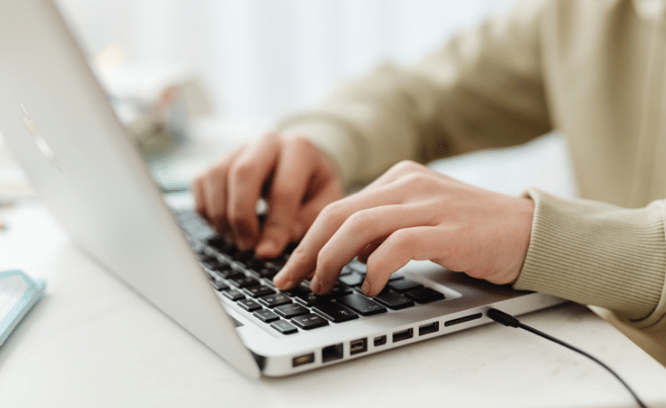 Sujetbild_ Person (nur Hände sichtbar) vor Laptop (c) Canva