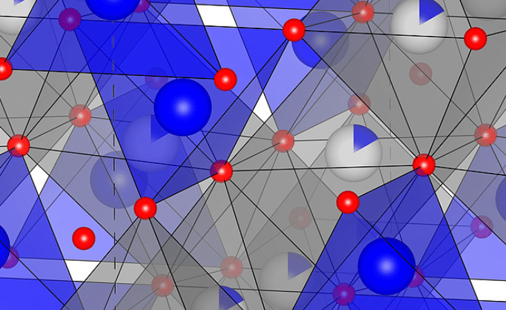 Grafik: Sauerstoff (rot), Lithium (blau) und Titan (grau) bilden die Kristallstruktur des Batteriematerials Lithium-Titanat. Bildquelle: ICTM - TU Graz
